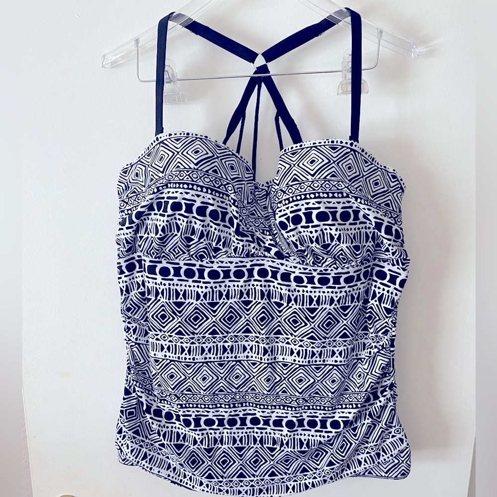 NEW W/O tags, size 3X, 2-pc. Tankini set, Black &white,belly button level bottom
